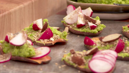 Kook mee met MAX: zoete aardappeltoast met doperwtenspread en dukkah