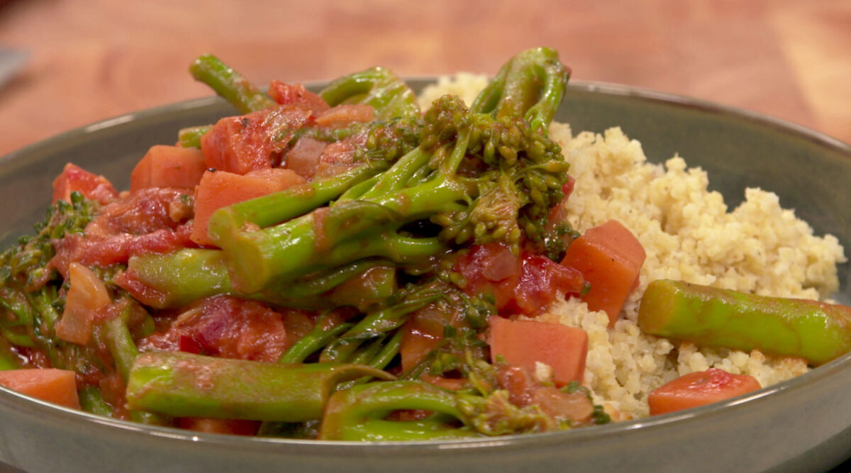 Kook mee met MAX: pittige bimi-stoof met zoete aardappel
