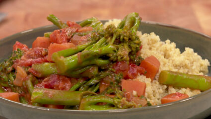 Kook mee met MAX: pittige bimi-stoof met zoete aardappel
