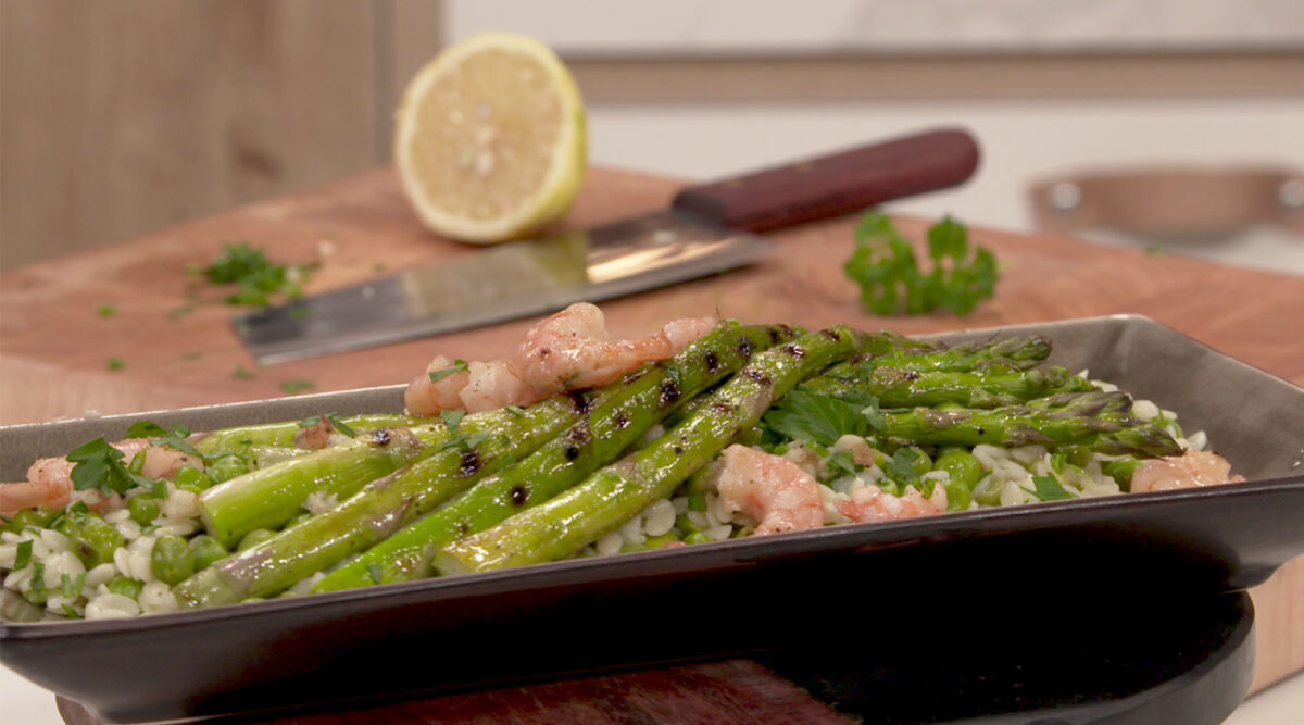 Kook mee met MAX: risoni met gegrilde groene asperges en garnalen
