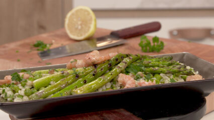 Kook mee met MAX: risoni met gegrilde groene asperges en garnalen