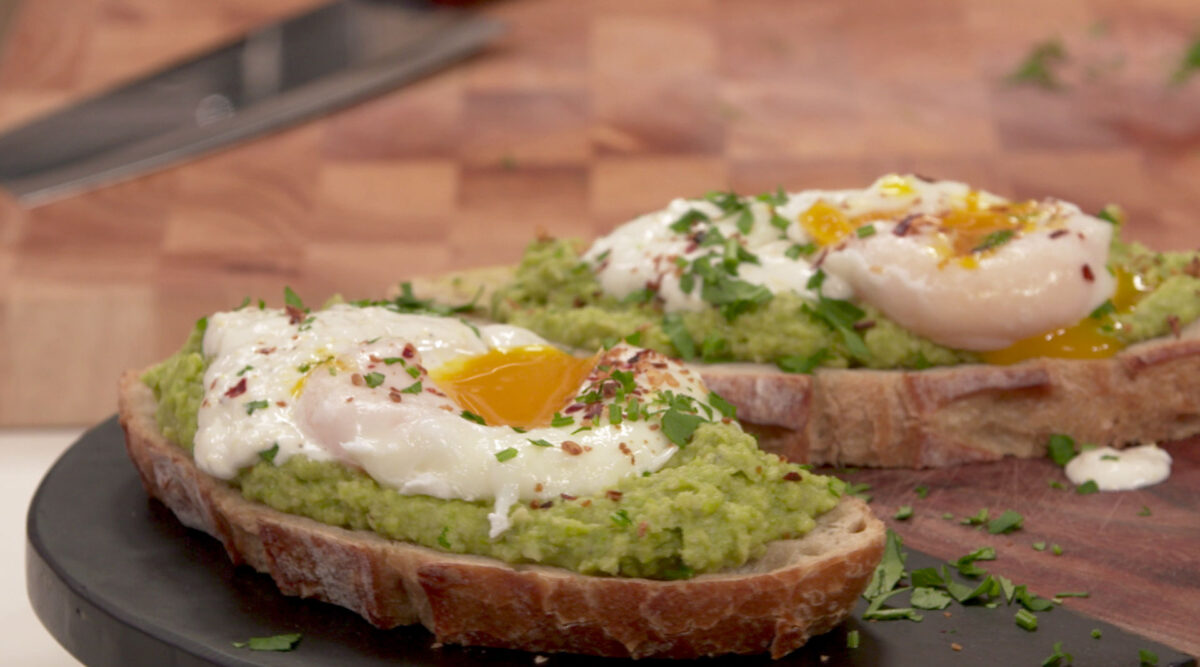 Kook mee met MAX: toast met tuinbonenspread, gepocheerd ei en citroenyoghurt