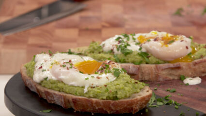 Kook mee met MAX: toast met tuinbonenspread, gepocheerd ei en citroenyoghurt