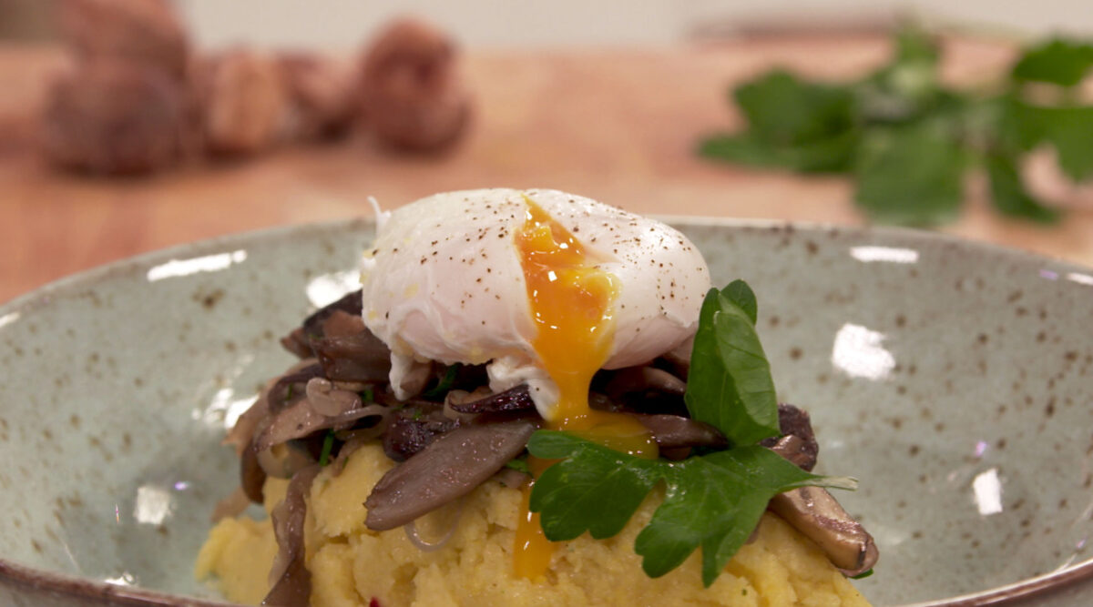 Kook mee met MAX: romige polenta met gemengde paddenstoelen en gepocheerd ei