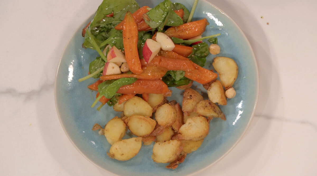 Kook mee met MAX: salade van geroosterde bospeen met hazelnoten en gebakken aardappeltjes