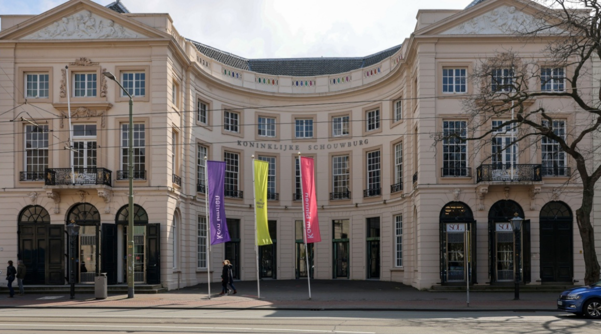 Buitenkant pand van theater Koninklijke Schouwburg in Den-Haag