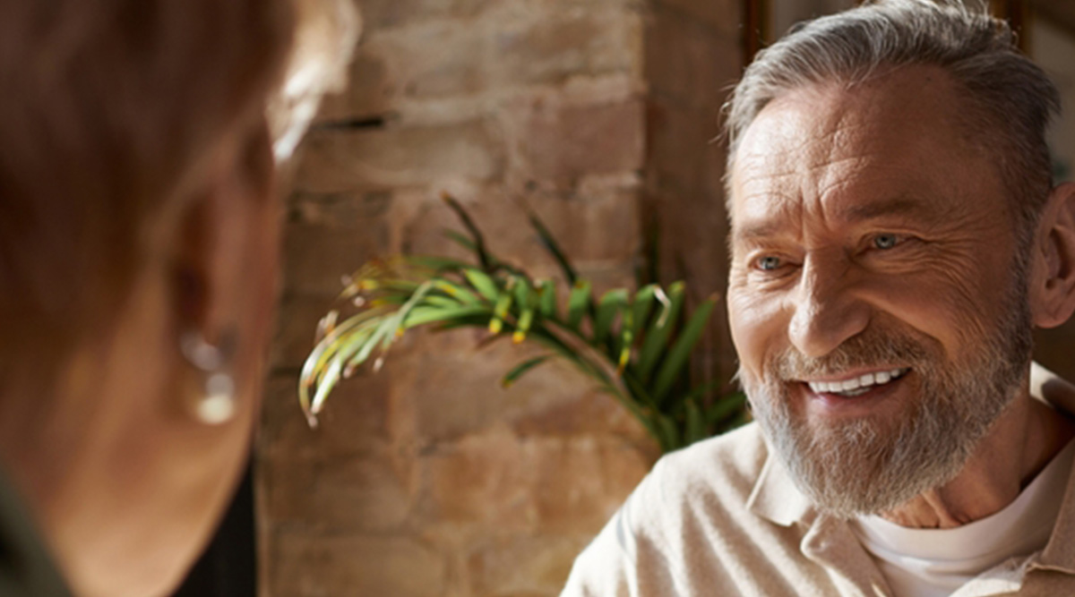 Vrouw doet aan man haar verhaal