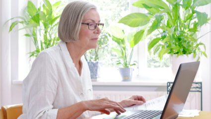 65-plusser doet belastingaangifte