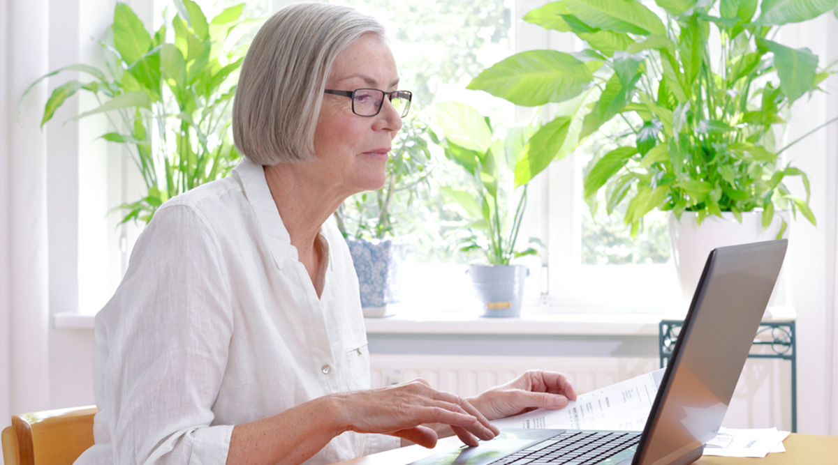 65-plusser doet belastingaangifte