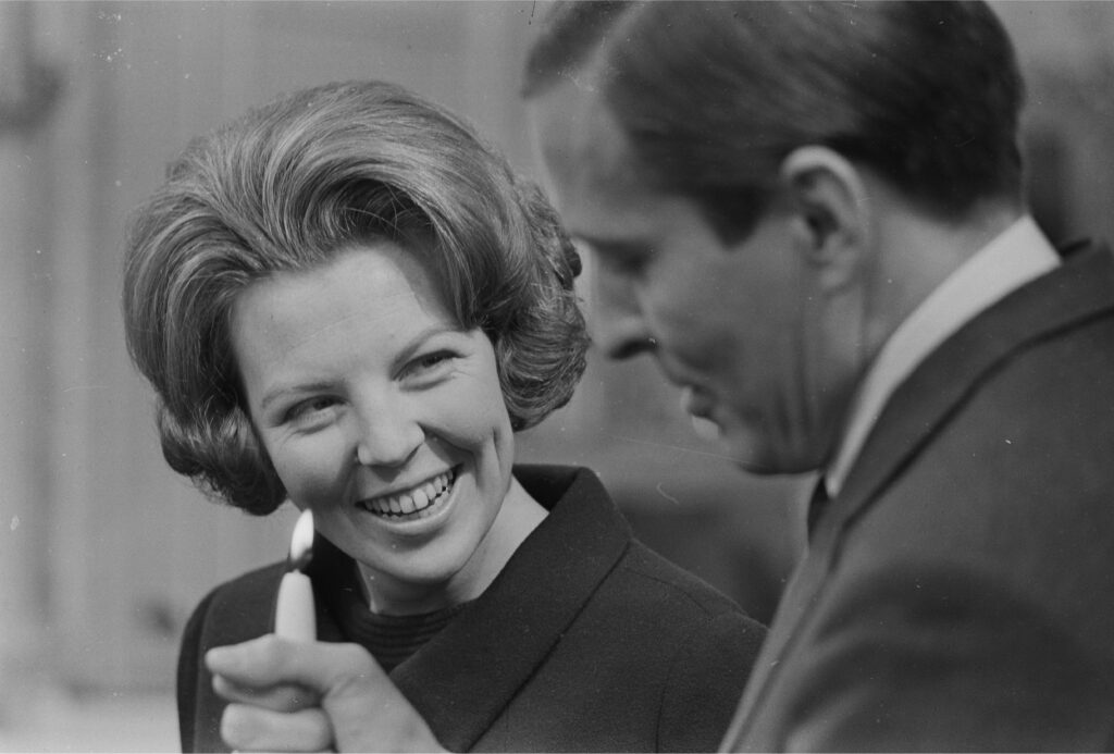 Kroonprinses Beatrix en haar Claus krijgen een kaars overhandigd