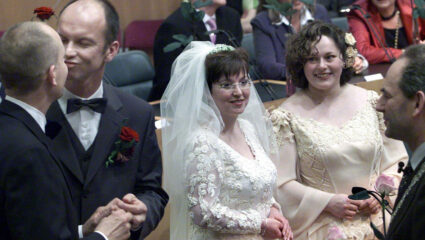 Job Cohen trouwt 4 bruidsparen, waaronder het eerste homohuwelijk