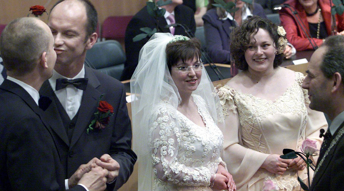 Job Cohen trouwt 4 bruidsparen, waaronder het eerste homohuwelijk