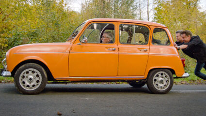 De Zweedse tv-presentator Filip Hammar duwt zijn auto in NPO Doc: De Laatste Reis