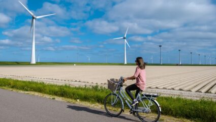 Een vrouw fietst op een e-bike