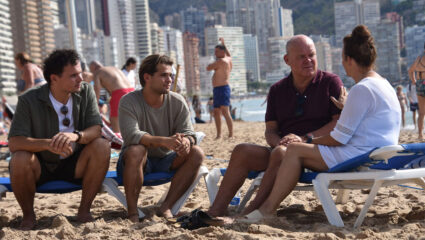 Gijs, Chiel, Paul de Leeuw en Mieke in Een vergetelijk mooie reis.