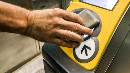 Iemand checkt in met OV-chipkaart.
