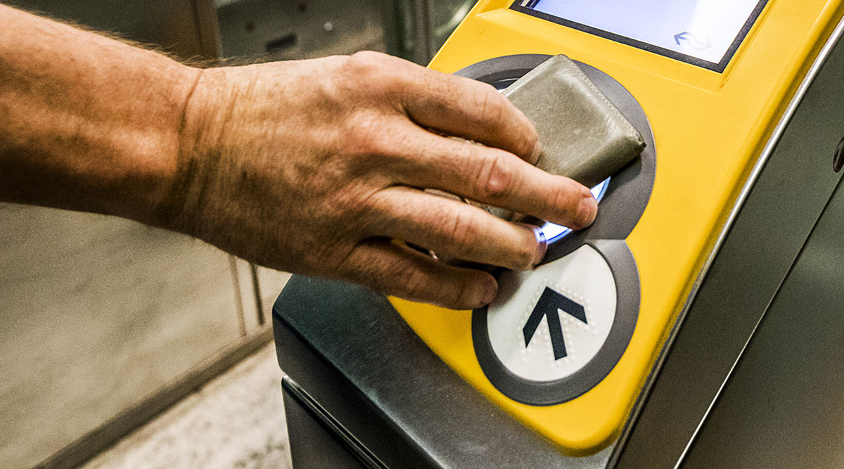 Iemand checkt in met OV-chipkaart.