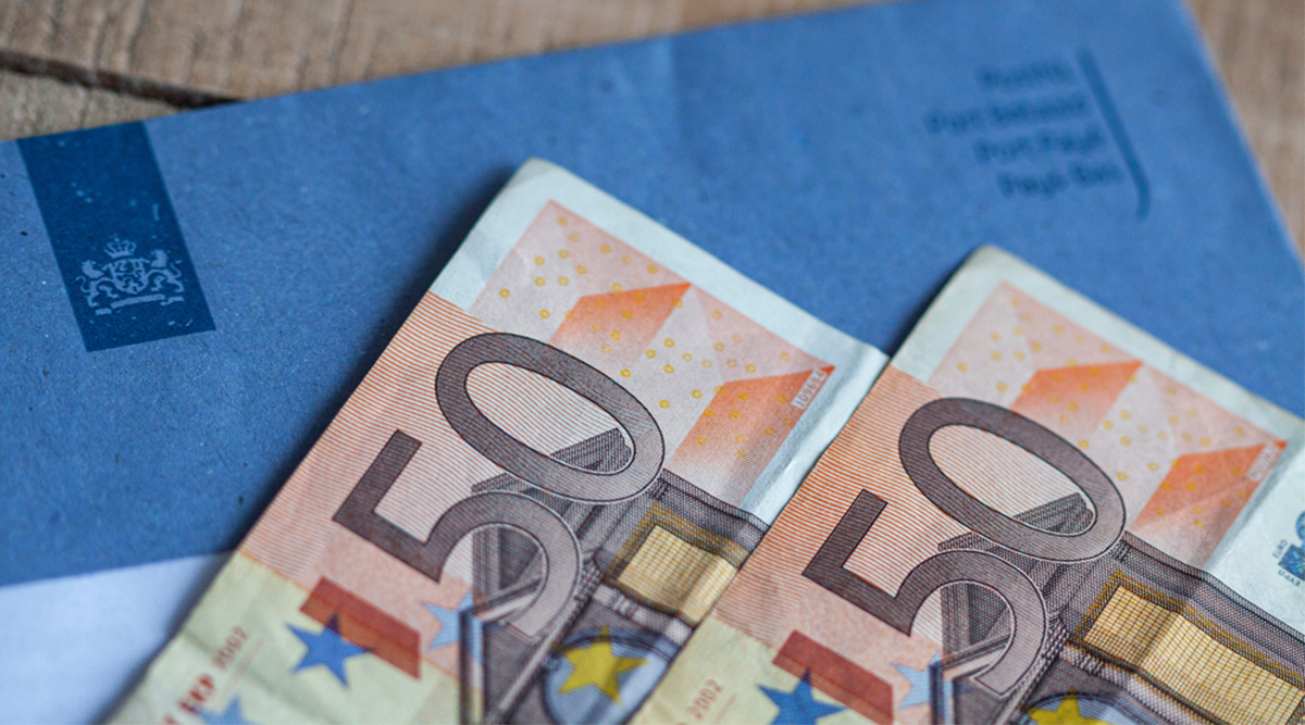 Een brief van de belastingdienst met geld na de aangifte inkomstenbelasting.