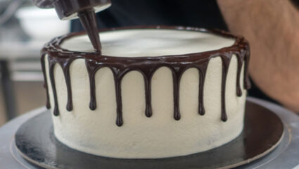 Laagjestaart met botercrème en drip van pure chocolade