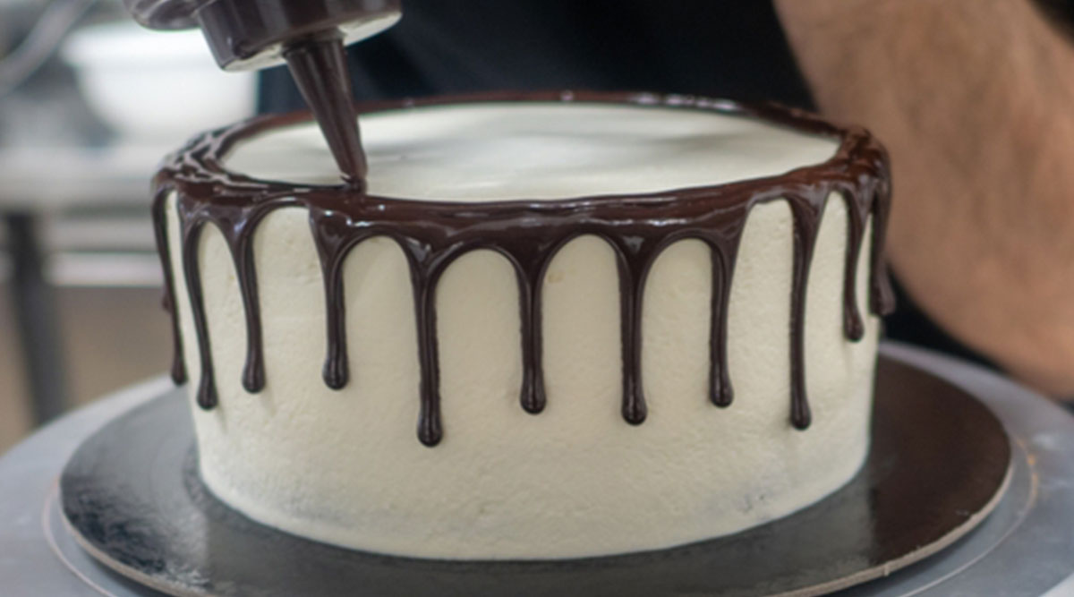 Laagjestaart met botercrème en drip van pure chocolade