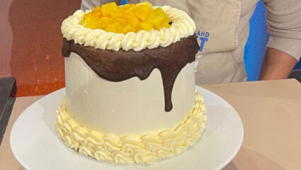 Laagjestaart met botercrème en drip van pure chocolade