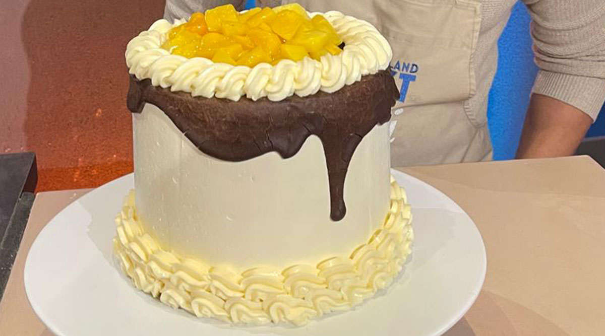 Laagjestaart met botercrème en drip van pure chocolade