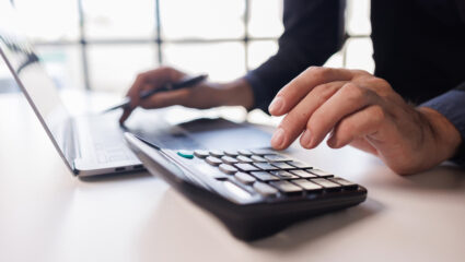 Iemand bekijkt of pensioenbeleggen interessant is.