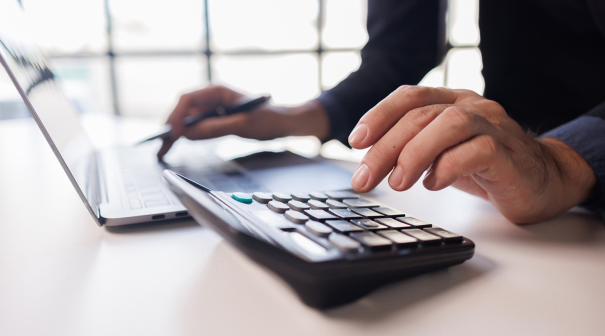 Iemand bekijkt of pensioenbeleggen interessant is.