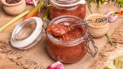 Chutney van rabarber.
