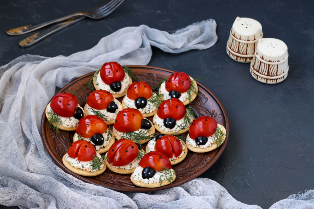 Een gezonde snack voor kinderen in de vorm van een lieveheersbeestje