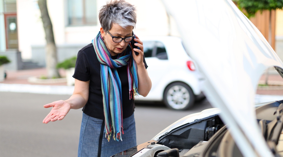 Een mevrouw heeft startproblemen met de auto.