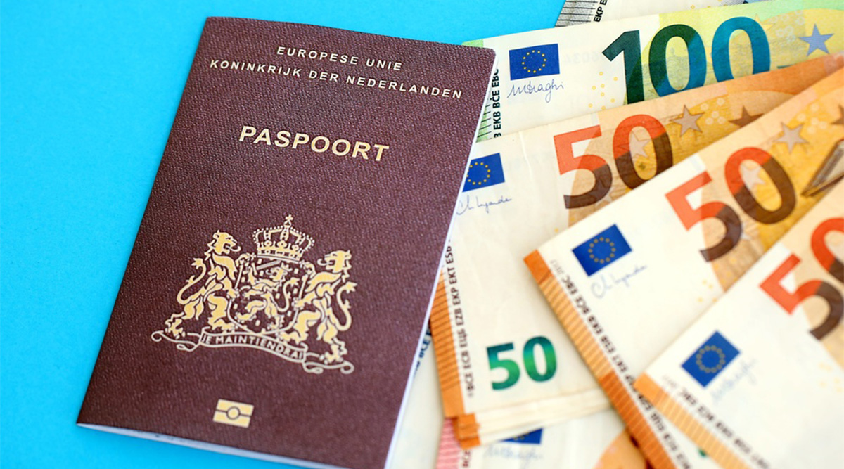 Paspoort en geld. Als symboliek: iemand met een AOW krijgt meer vakantiegeld in 2026.