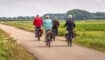 4 mensen op fietsen met fietstassen