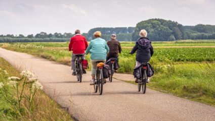 4 mensen op fietsen met fietstassen