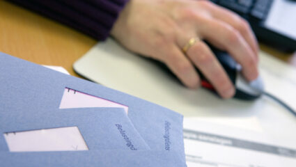 Een brief voor de belastingaangifte van de Belastingdienst.