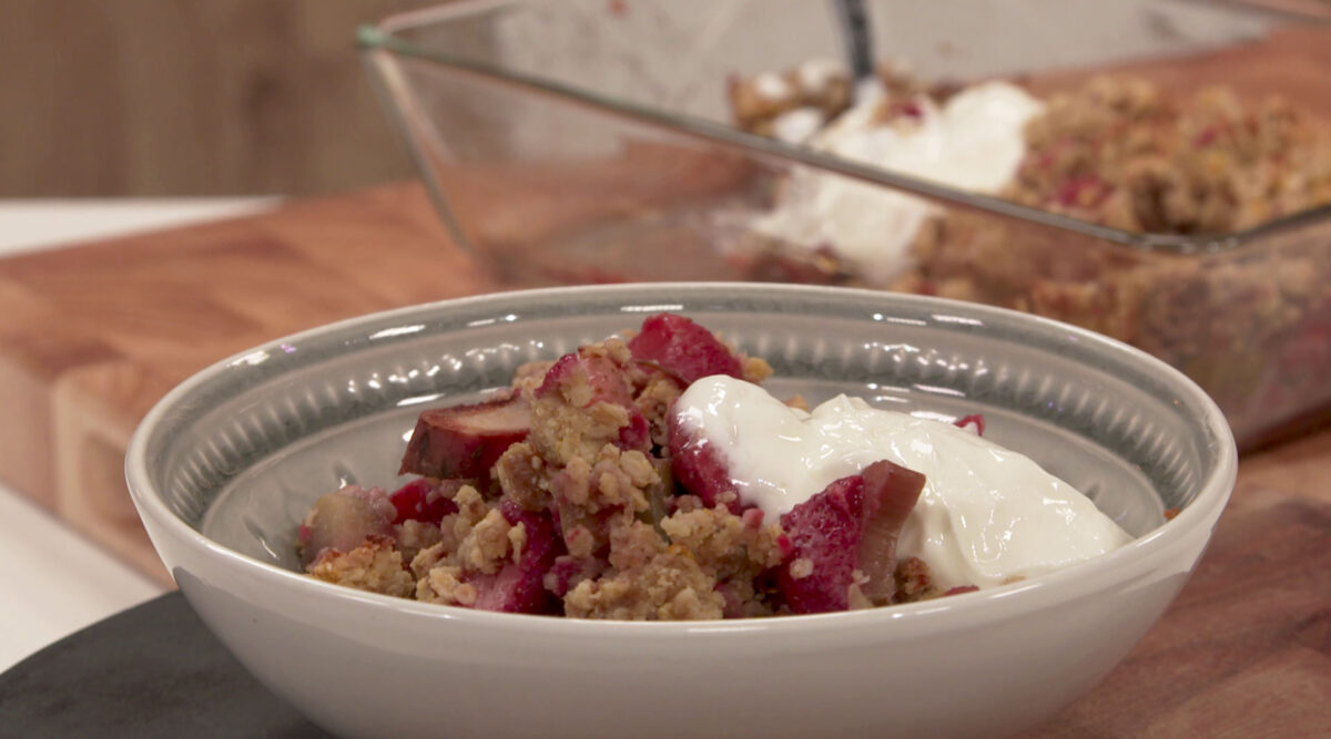 Kook mee met MAX: rabarber-aardbeiencrumble met Griekse yoghurt