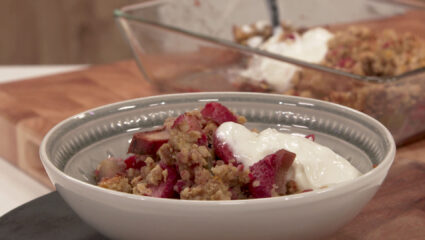Kook mee met MAX: rabarber-aardbeiencrumble met Griekse yoghurt