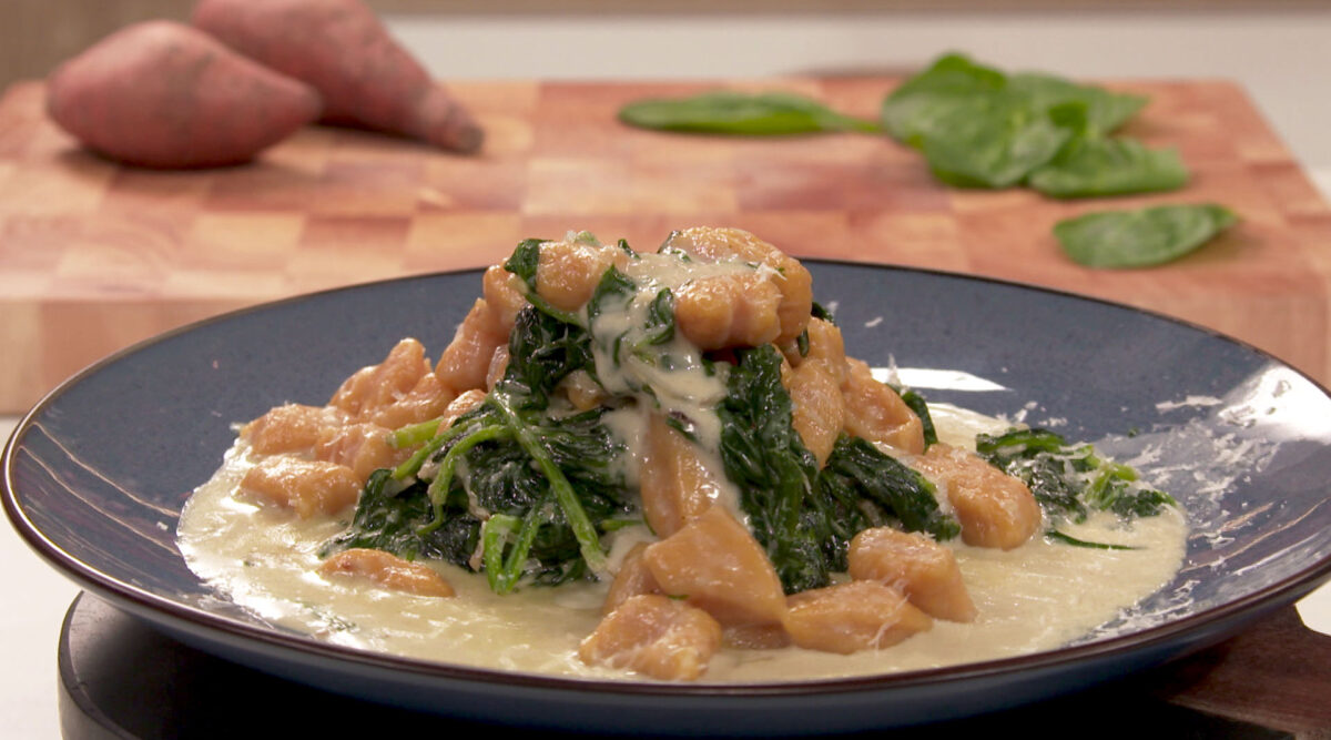 Kook mee met MAX: zoete aardappelgnocchi met romige spinaziesaus