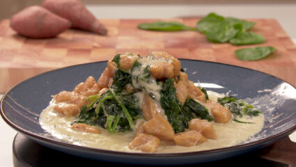 Kook mee met MAX: zoete aardappelgnocchi met romige spinaziesaus