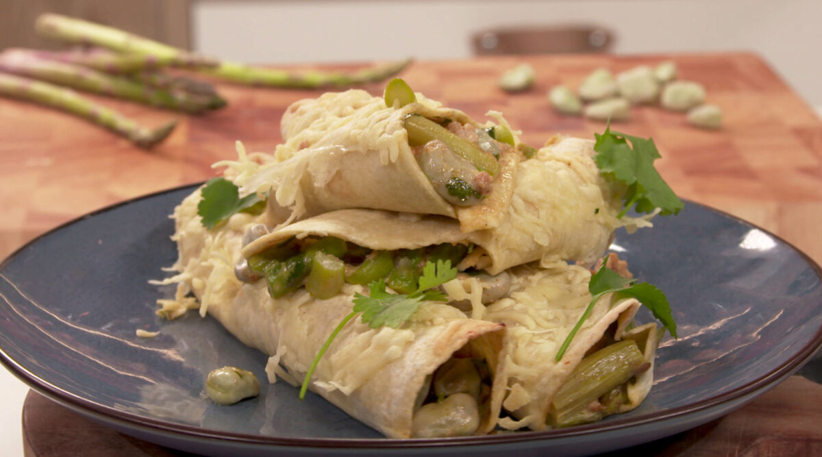 Kook mee met MAX: lente-enchiladas met kipgehakt, groene asperges en tuinbonen
