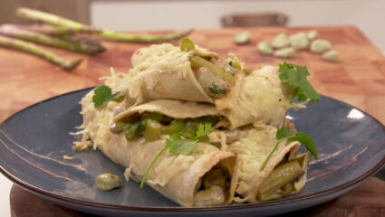 Kook mee met MAX: lente-enchiladas met kipgehakt, groene asperges en tuinbonen
