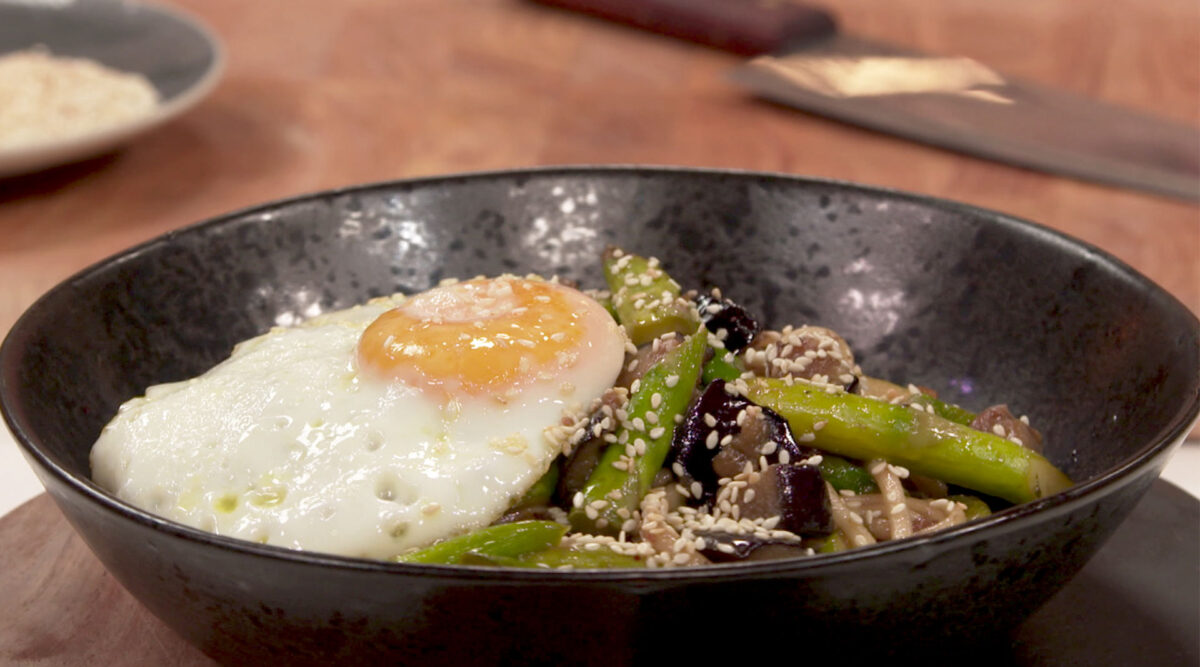 Kook mee met MAX: noedels met geroerbakte groene asperges en aubergine