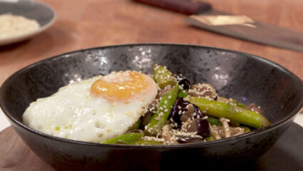 Kook mee met MAX: noedels met geroerbakte groene asperges en aubergine