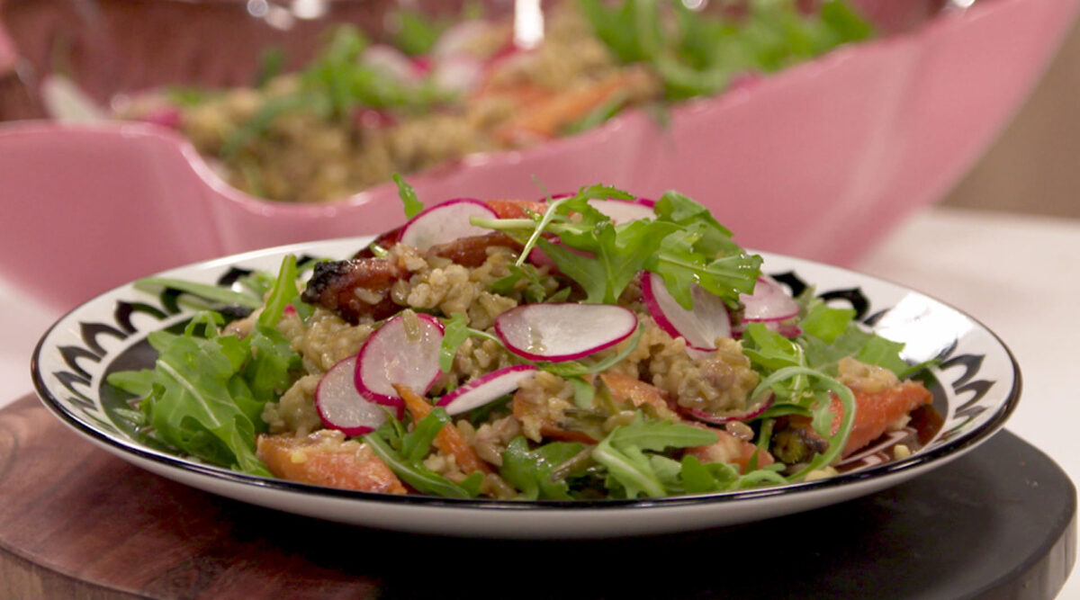 Kook mee met MAX: volkoren freekeh met geroosterde bospeen, groene linzen en gember-abrikozendressing