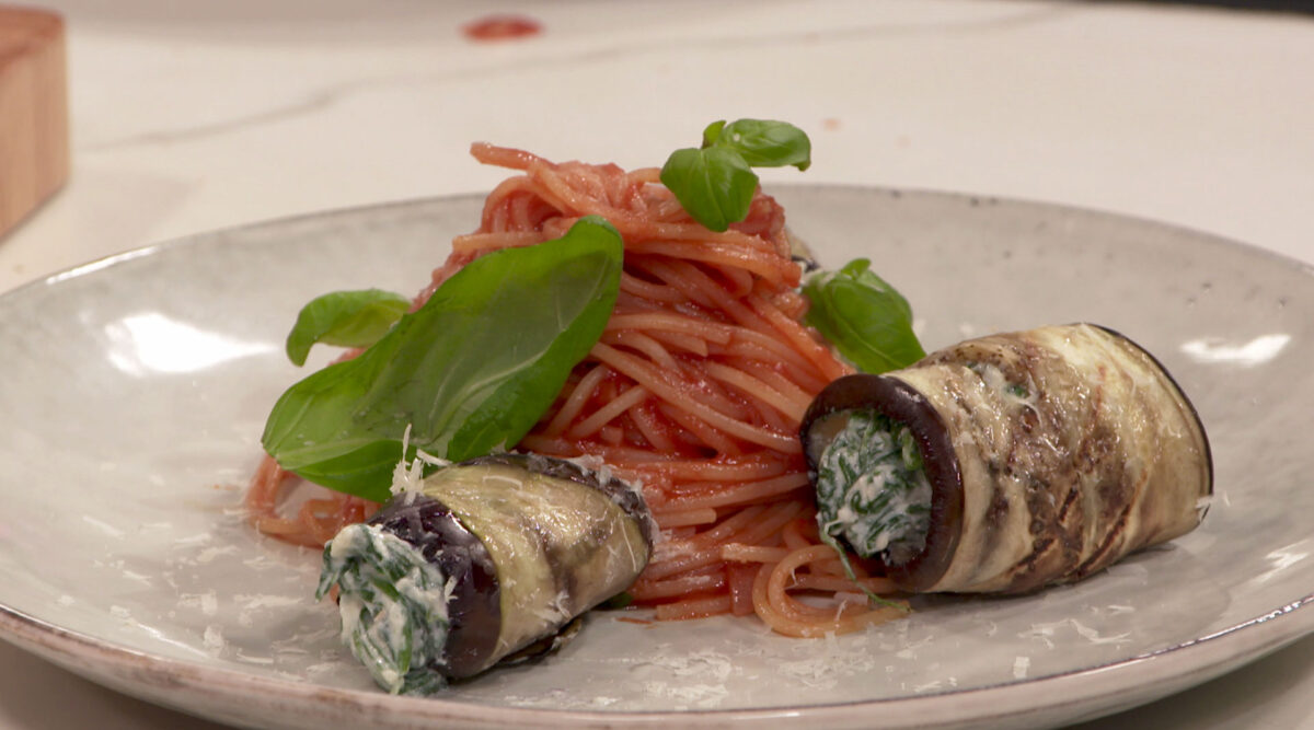 Kook mee met MAX: auberginerolletjes met ricotta en pasta in tomatensaus