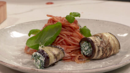 Kook mee met MAX: auberginerolletjes met ricotta en pasta in tomatensaus
