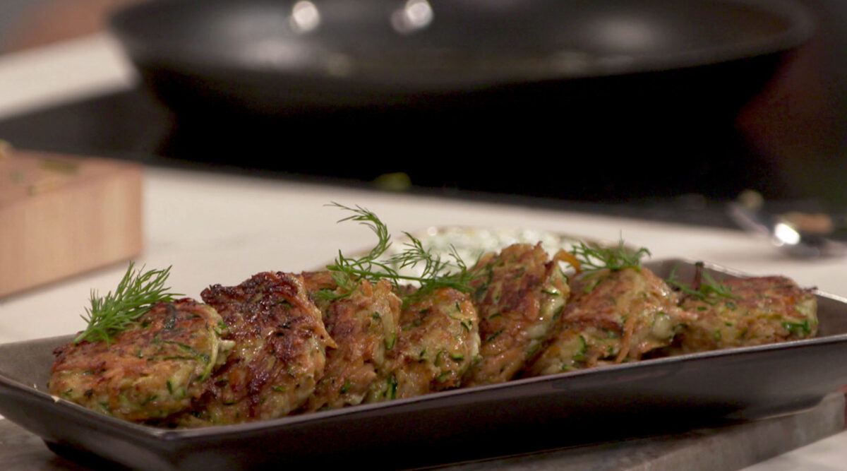 Kook mee met MAX: courgette-zoete aardappelkoekjes met feta-yoghurtsaus