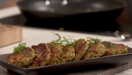 Kook mee met MAX: courgette-zoete aardappelkoekjes met feta-yoghurtsaus