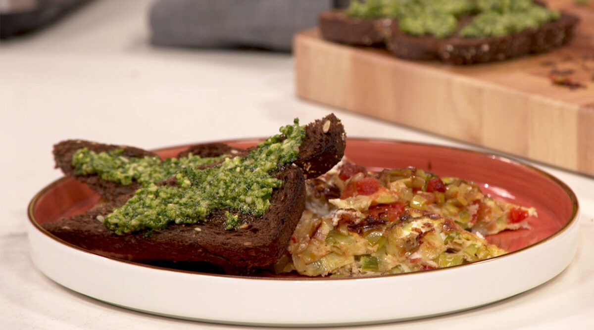 Kook mee met MAX: frittata met prei, tomaat en geitenkaas met volkorenbrood