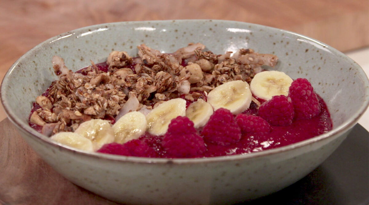 Kook mee met MAX: zoete bietensmoothie bowl met rood fruit en granola